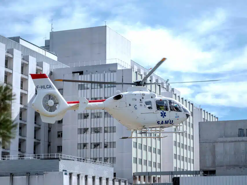 Helicopter médical hospitalier décollant d'un hôpital