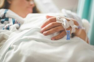 La télésurveillance, ou suivi à distance des paramètres du patient, est en plein essor depuis la crise de la COVID-19.